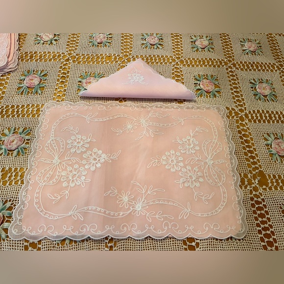 💜 Scalloped Pink & White Delicate Embroidered Placemats & Matching Napkins - Picture 1 of 6